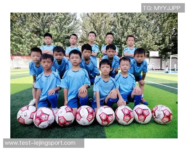 激情四溢的绿茵场上足球比赛中的团队精神与竞技魅力