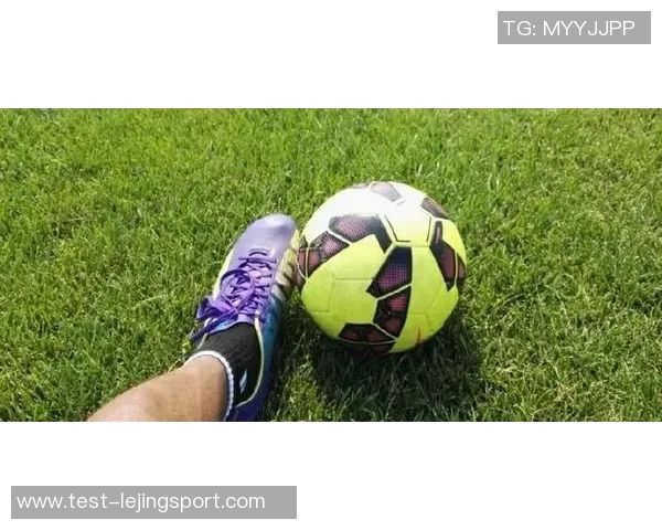 选择合适的足球鞋提升人工草场上的表现与舒适度